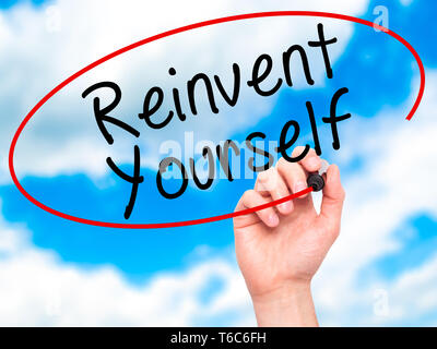 Mann Hand schreiben Reinvent Yourself mit schwarzem Marker auf visuelle Bildschirm Stockfoto