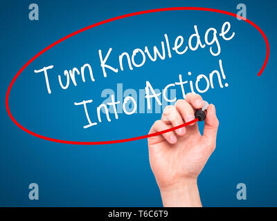 Mann Hand schreiben Sie Wissen in Aktion! Mit schwarzem Marker auf visuelle Bildschirm Stockfoto