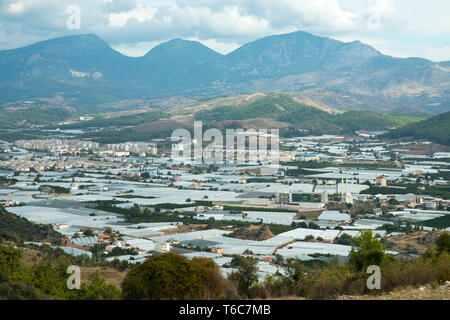 Asien, Türkei, Antalya, Kumluca, Blick über Glashäuser in die Stadt Stockfoto