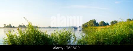 Elbe bei Magdeburg im Bezirk Westerhuesen Stockfoto