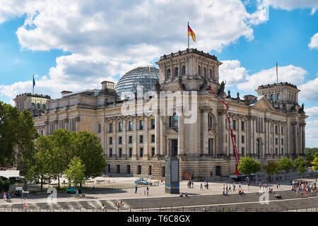 Der Reichstag mit vielen Touristen in Berlin. Stockfoto