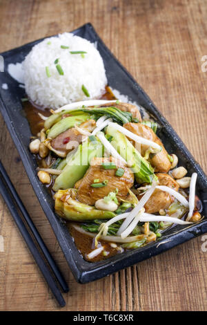 Traditionelle Huhn Gung Bao mit Gemüse wie close-up auf einer Platte Stockfoto