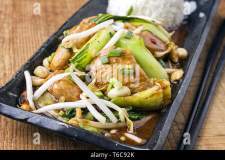 Traditionelle Huhn Gung Bao mit Gemüse wie close-up auf einer Platte Stockfoto