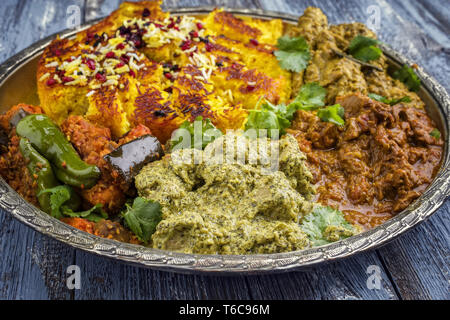 Traditionelle indische Iranischen Currys mit Tahdig als Close-up auf einem Thali Stockfoto