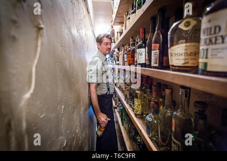 Inhaber und Barkeeper Toby Cecchini am Long Island Bar Ansprüche größten New Yorker Sammlung der Skandinavischen aquavit Alkohol zu haben. Auf der Getränkekarte ist ein Manhattan mit Lysholmer Linie Aquavit. Stockfoto