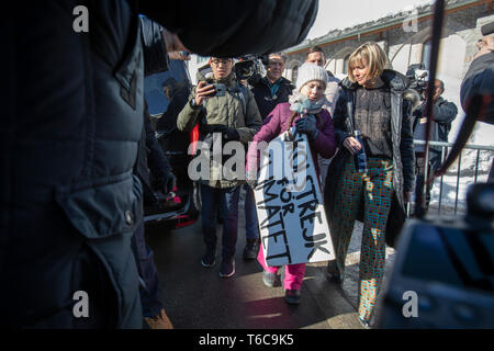 Schwedische Klima Aktivistin Greta Tintin Eleonora Ernman Thunberg verbindet lokale Schüler während des WEF in Davos in einer Schule Streik anspruchsvolle Aktion zur Klimapolitik. Stockfoto