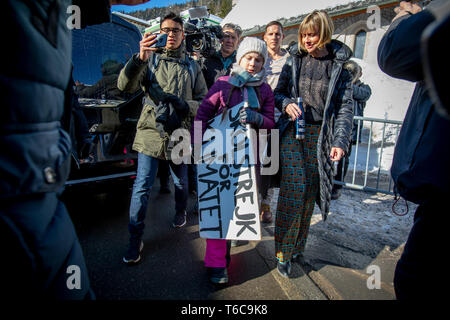 Schwedische Klima Aktivistin Greta Tintin Eleonora Ernman Thunberg verbindet lokale Schüler während des WEF in Davos in einer Schule Streik anspruchsvolle Aktion zur Klimapolitik. Stockfoto