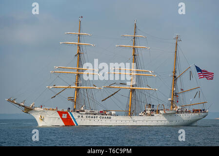 Der United States Coast Guard Training cutter USCGC Adler in den Solent bei Abreise von Portsmouth, Großbritannien am 30/4/19 Nach einem Höflichkeitsbesuch. Stockfoto