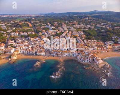 Drone Bild über die Costa Brava Küsten, kleine Dorf Calella de Palafrugell Spanien Stockfoto