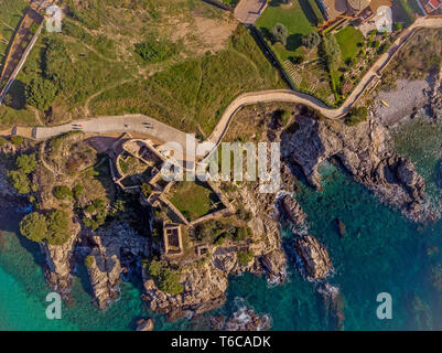 Drone Bild über die Costa Brava Küsten, kleine Dorf La Fosca von Spanien, altes Schloss Luftbild Stockfoto