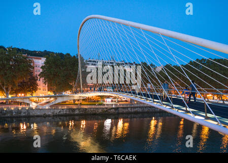 Berühmte weiße Brücke und Blick auf das Ufer von Bilbao Stockfoto