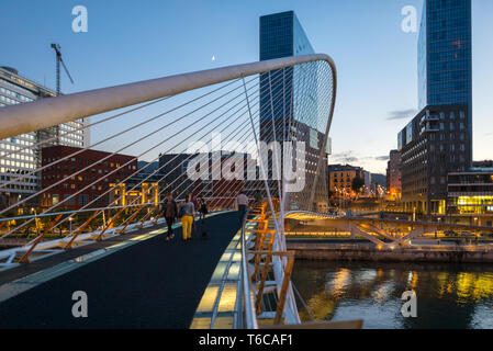 Berühmte weiße Brücke und Blick auf die Skyline von Bilbao Stockfoto