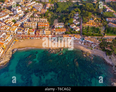 Drone Bild über die Costa Brava Küsten, kleine Dorf Calella de Palafrugell Spanien Stockfoto