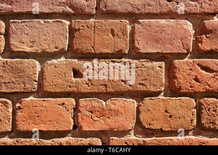 Alte Mauer aus Ziegelsteinen Stockfoto