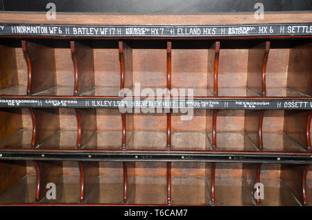 Sortierfächer für Post auf mail Zug Stockfoto