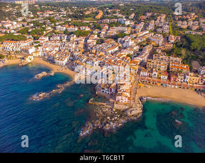 Drone Bild über die Costa Brava Küsten, kleine Dorf Calella de Palafrugell Spanien Stockfoto