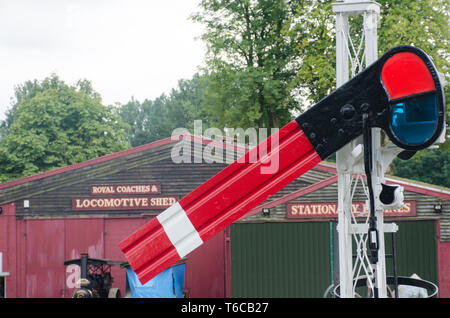 Zug Signal mit Lokschuppen im Hintergrund Stockfoto