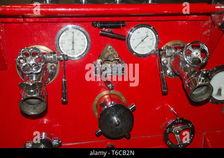 Wählt und Ventile auf vintage Fire Engine Stockfoto