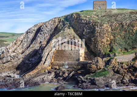 Einsiedelei von Santa Justa und Ruinen von San Telmo Turm an der Atlantikküste in Ubiarco Dorf in der Nähe von Santillana del Mar, Spanien Stockfoto