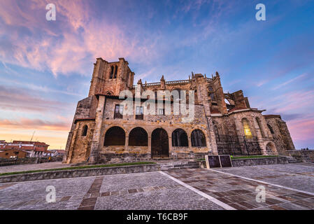 Kirche Santa Maria de la Asunción in Castro Urdiales Seehafen in Kantabrien Region von Spanien Stockfoto