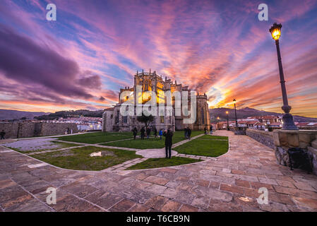 Kirche Santa Maria de la Asunción in Castro Urdiales Seehafen in Kantabrien Region Spaniens, mit Blick auf San Pedro hermitage Ruinen auf der linken Seite Stockfoto