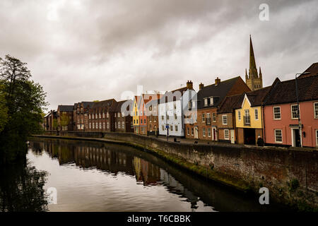 Auf Fye Brücke in Norwich, Blick auf den Fluss Wensum, die traditionellen Häuser entlang der historischen Kai und die Kathedrale in der Skyline. Stockfoto