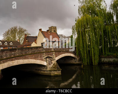 Ein Blick auf den historischen Fye Brücke über den Fluss Wensum in der mittelalterlichen Stadt Norwich, Norfolk vom historischen Kai gefangen genommen. In der Distanc Stockfoto