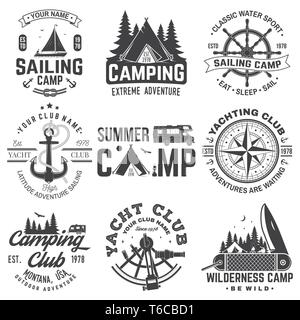 Der Sommer Camp und Segeln Abzeichen. Vektor. Konzept für Hemd oder Drucken, Stempel oder T-Stück. Vintage Typografie Design mit Anhänger, camping Zelt, Anker, Handrad, Kompass sextant Silhouette Stock Vektor