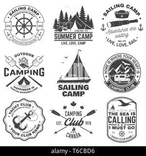 Der Sommer Camp und Segeln Abzeichen. Vektor. Konzept für Hemd oder Drucken, Stempel oder T-Stück. Vintage Typografie Design mit Anhänger, camping Zelt, Anker, Handrad, Kompass, sextant Silhouette Stock Vektor