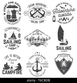 Der Sommer Camp und Segeln Abzeichen. Vektor. Konzept für Hemd oder Drucken, Stempel oder T-Stück. Vintage Typografie Design mit Anhänger, camping Zelt, Anker, Mann im Segelboot Silhouette Stock Vektor