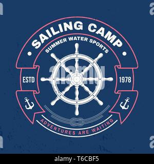 Segeln camp Abzeichen. Vector Illustration. Konzept für T-Shirt, Druck, Stempel oder T-Stück. Vintage Typografie Design mit Sea Anchor, Lenkung Vorderrad Schiff und Seil Knoten Silhouette. Ozean Abenteuer. Stock Vektor