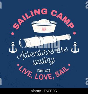 Sommer Segeln camp Abzeichen. Vektor. Konzept für T-Shirt, Druck, Stempel oder T-Stück. Vintage Typografie Design mit schwarzen Meer Anker, Handrad, sailor Cap und Spyglass Silhouette. Leben, Lieben, Segeln. Stock Vektor