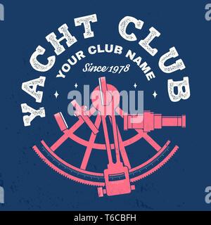 Yacht Club Abzeichen. Vector Illustration. Konzept für yachting Shirt, Druck, Stempel oder T-Stück. Vintage Typografie Design mit sextant Silhouette. Ozean Abenteuer. Stock Vektor