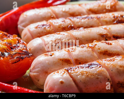 Nahaufnahme des Huhns hausgemachten Würsten. Gegrillte Würstchen und gegrilltem Gemüse. Kopieren Sie Platz. Stockfoto