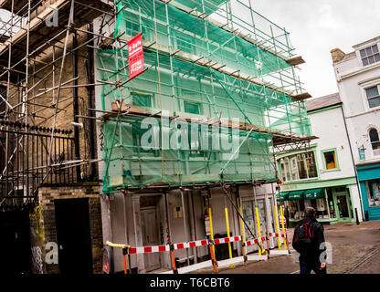 Ein Gebäude von Gerüsten während denen umfangreiche Reparaturen und Wartung in der OPIE-Straße, Norwich, Norfolk umgeben. Stockfoto
