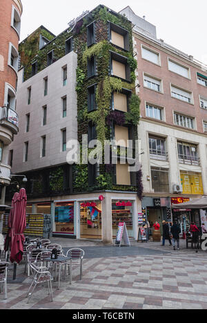 Wohnhaus in der Calle de la Montera Straße in Madrid, Spanien Stockfoto