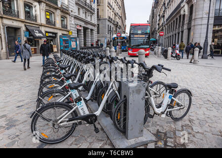 BiciMad Station von Madrid öffentlichen Fahrrad System auf einem Puerta del Sol in Madrid, Spanien Stockfoto