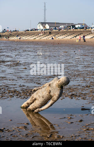 Beschädigte statue Teil von Antony Gormley in einem anderen Ort Beach art Installation Stockfoto