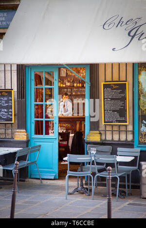 Vordere Türen und Sitzgelegenheiten im Freien bei Chez Julien - ein Cafe im 4. Arrondissemont, Paris, Frankreich Stockfoto