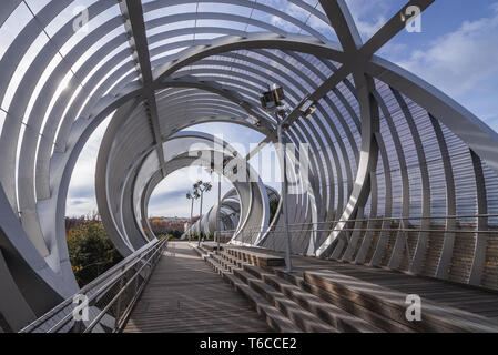 Arganzuela Fußgängerbrücke über Manzanares in Madrid Rio Naherholungsgebiet in Madrid, Spanien Stockfoto