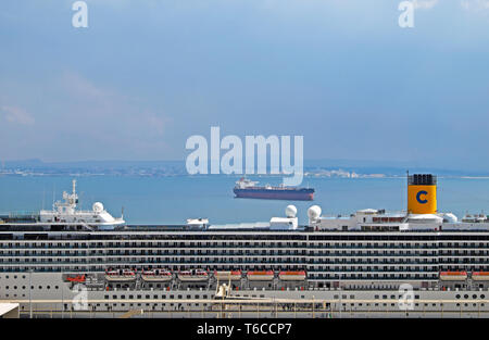 Kreuzfahrtschiff am Hafenkai am Tejo Fluss Tagus Hafen Blick vom Miradouro de Santa Luzia Aussichtspunkt in Alfama von Lissabon Portugal Europa EU-KATHY DEWITT Stockfoto