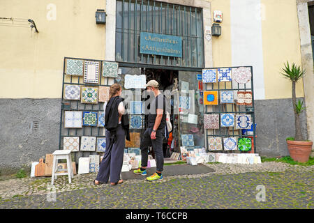 Menschen Paare an der Hand suchen lackiert Vintage portugiesischen Kacheln außerhalb ein Antiquitätengeschäft in der Alfama von Lissabon Portugal KATHY DEWITT Stockfoto