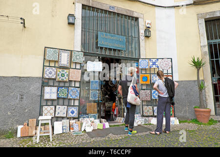 Menschen Paare an der Hand suchen lackiert Vintage portugiesischen Kacheln außerhalb ein Antiquitätengeschäft in der Alfama von Lissabon Portugal KATHY DEWITT Stockfoto