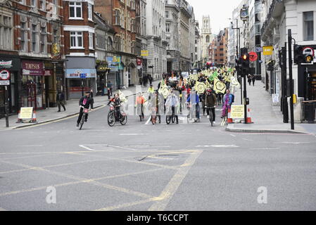 Das Aussterben Rebellion Radfahrer warm' Central London zu protestieren Insekt Tod - Aussterben Rebellion Demonstranten eine "kritische Masse" Radfahren Veranstaltung Stockfoto