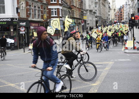 Das Aussterben Rebellion Radfahrer warm' Central London zu protestieren Insekt Tod - Aussterben Rebellion Demonstranten eine "kritische Masse" Radfahren Veranstaltung Stockfoto