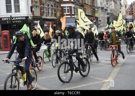 Das Aussterben Rebellion Radfahrer warm' Central London zu protestieren Insekt Tod - Aussterben Rebellion Demonstranten eine "kritische Masse" Radfahren Veranstaltung Stockfoto