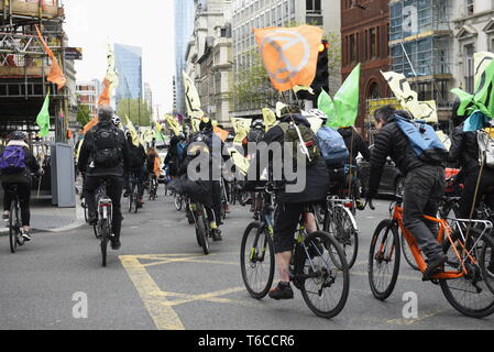 Das Aussterben Rebellion Radfahrer warm' Central London zu protestieren Insekt Tod - Aussterben Rebellion Demonstranten eine "kritische Masse" Radfahren Veranstaltung Stockfoto