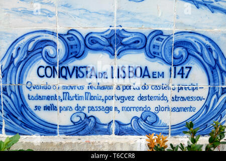 Historische Darstellung auf Panel von der Belagerung von Lissabon 1147 in blauen Kacheln azulejos Miradouro de Santa Luzia in Alfama Lisboa Portugal KATHY DEWITT Stockfoto
