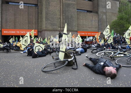 Das Aussterben Rebellion Radfahrer warm' Central London zu protestieren Insekt Tod - Aussterben Rebellion Demonstranten eine "kritische Masse" Radfahren Veranstaltung Stockfoto