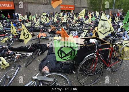 Das Aussterben Rebellion Radfahrer warm' Central London zu protestieren Insekt Tod - Aussterben Rebellion Demonstranten eine "kritische Masse" Radfahren Veranstaltung Stockfoto